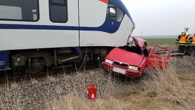 Až stovky metrů tlačil vlak auto: Muž (†39) a žena (†42) zemřeli.