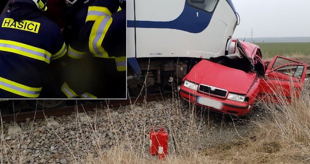 Vlak zmuchlal auto jak plechovku od sardinek: Na Chrudimsku v něm zahynuli muž (†39) a žena (†42)