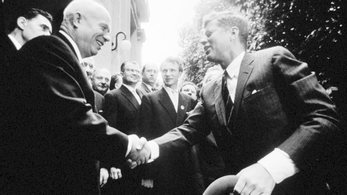 Sovětský vůdce Nikita Chruščov a americký prezident John Fitzgerald Kennedy se potkali 3. a 4. června v Rakousku.