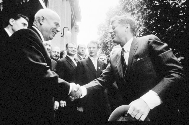 Sovětský vůdce Nikita Chruščov a americký prezident John Fitzgerald Kennedy se potkali 3. a 4. června v Rakousku.