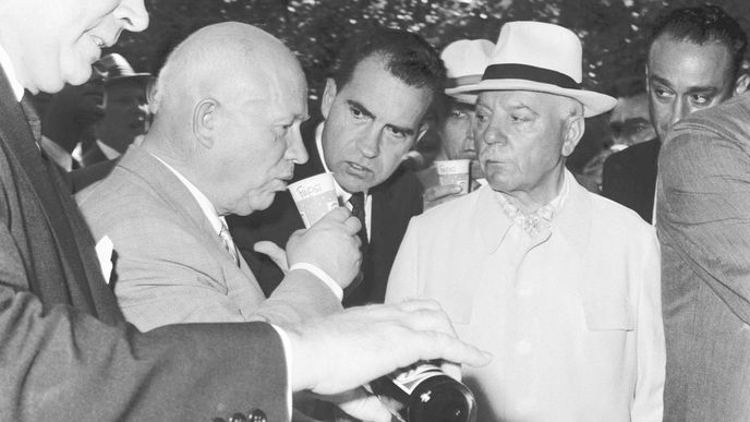 Nikita Chruščov opatrně ochutnává "imperialistický" nápoj.