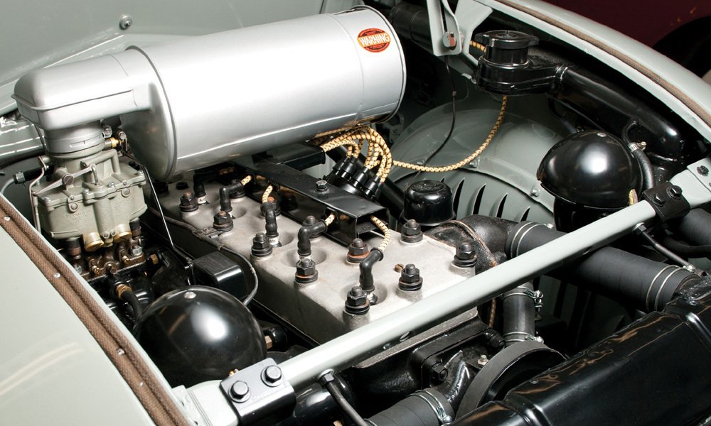 Zadní kola Chrysleru Airflow poháněl řadový osmiválec s objemem 4,9 litru. Později byl objem zvýšen na 5,3 litru a výkon ze 122 na 130 koní.