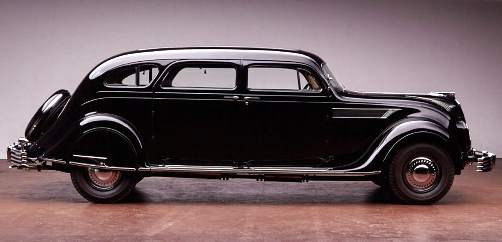 Osmimístný Chrysler Airflow Custom Imperial (CW) z roku 1935 měl rozvor 3 720 mm a karoserií LeBaron.