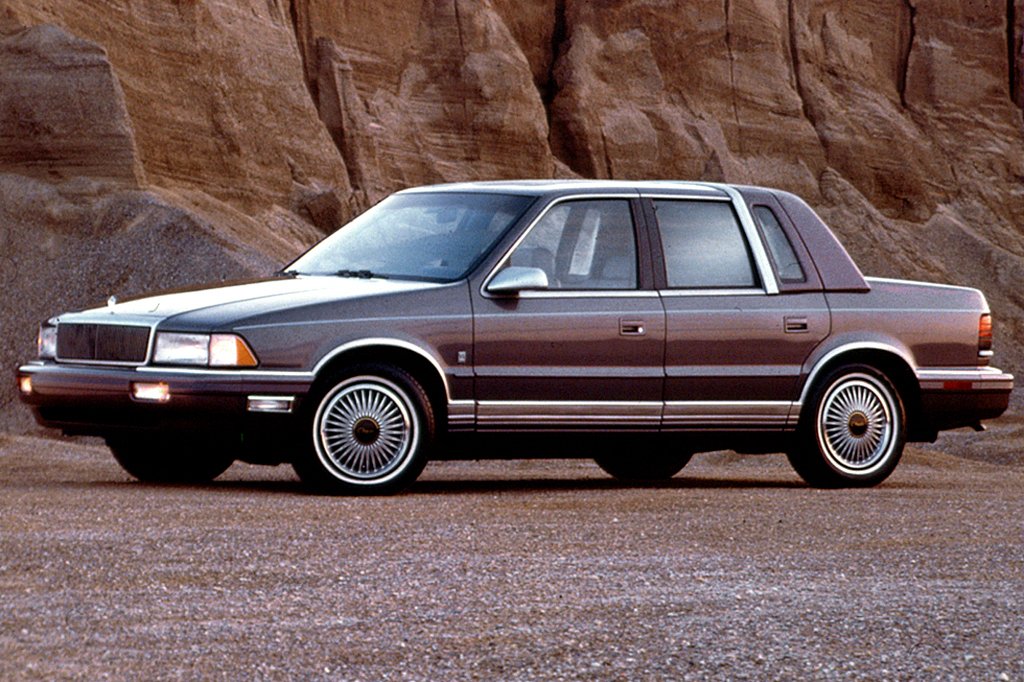 Blízkým koncernovým příbuzným Plymouthu Acclaim byl luxusní sedan Chrysler LeBaron s malými okénky v C sloupcích.