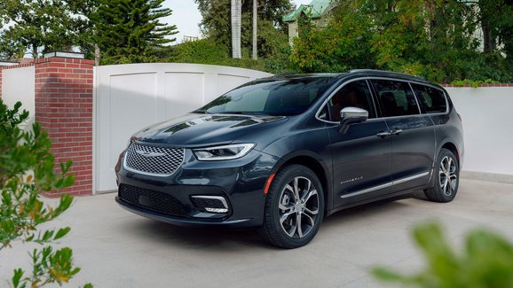 Omlazený Chrysler Pacifica ohromuje novou čtyřkolkou i technologickou výbavou