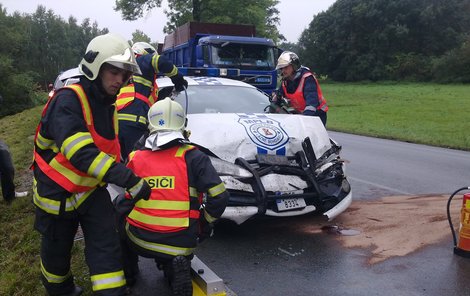 Strážníky zachránil přední rám jejich chryslera.