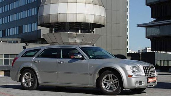 TEST Chrysler 300C Touring – Majestát s kufrem