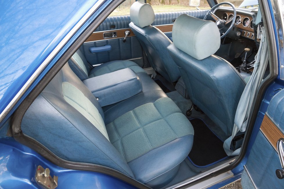 Chrysler Petra Procházky je ve vzorném stavu. Zajímavost představuje nejen modrý interiér, ale i bezpečnostní pásy.