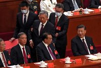 Otřes mezi čínskými komunisty: Premiér vypadne z vedení strany a exprezidenta vyvedli ze sálu