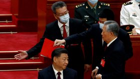 Čínského exprezidenta Chu Ťin-chao vyvedli během sjezdu komunistů ze sálu (22.10.2022)