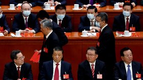Čínského exprezidenta Chu Ťin-chao vyvedli během sjezdu komunistů ze sálu (22.10.2022)