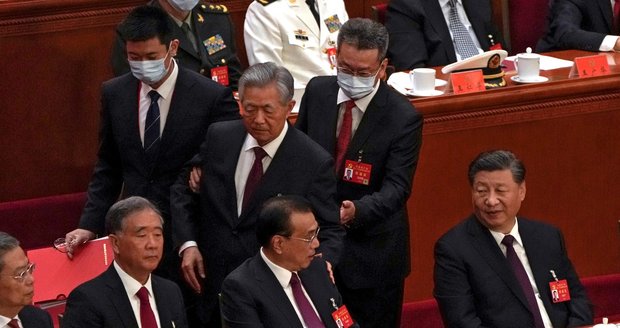 Otřes mezi čínskými komunisty: Exprezidenta záhadně vyvedli ze sjezdu. Incident vyvolal otázky