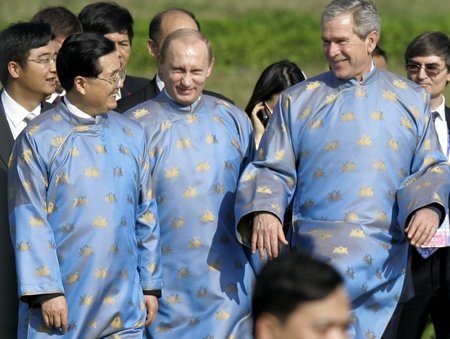 Čínský prezident Chu Ťin-tchao, Vladimir Putin a George Bush na summitu v roce 2006. Na sobě mají vietnamský lidový oděv áo dài.