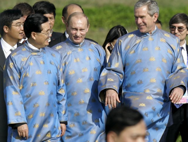 Čínský prezident Chu Ťin-tchao, Vladimir Putin a George Bush na summitu v roce 2006