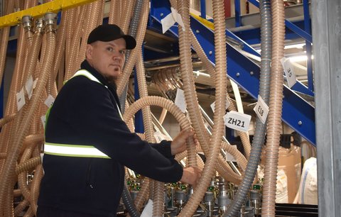 Češi nemají zájem, fabriky v pohraničí sází na Poláky: Směny podle obsazenosti auta!
