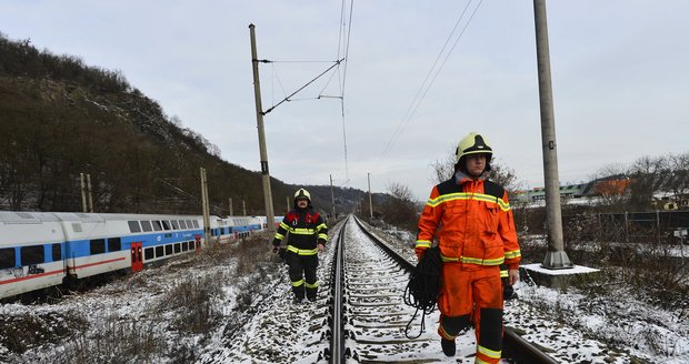 Jen po jedné koleji jezdí nyní vlaky mezi Prahou a Brnem. U Kuřimi totiž přejel vlak dosud neznámého člověka. Ilustrační foto.