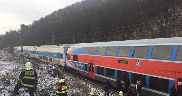 V Chuchli spadla trolej, do které pak najel osobní vlak.