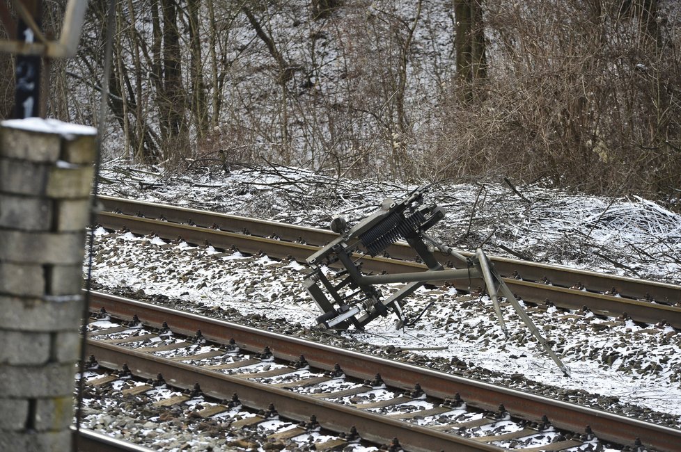 V Chuchli spadla trolej, do které pak najel osobní vlak.