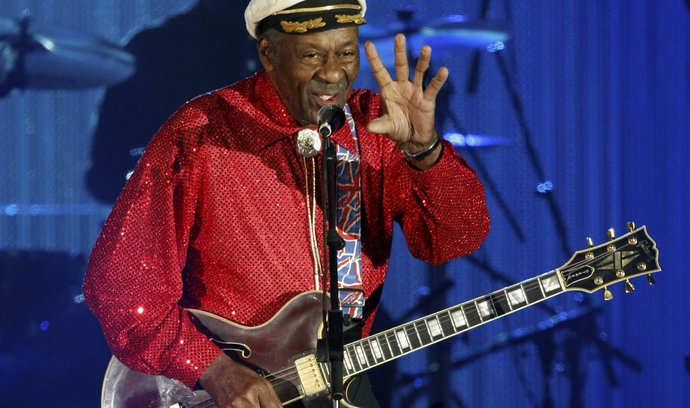 Chuck Berry, jeden ze zakladatelů moderní hudby. Zemřel v roce 2017 v 90 letech, ještě rok před tím aktivně vystupoval.