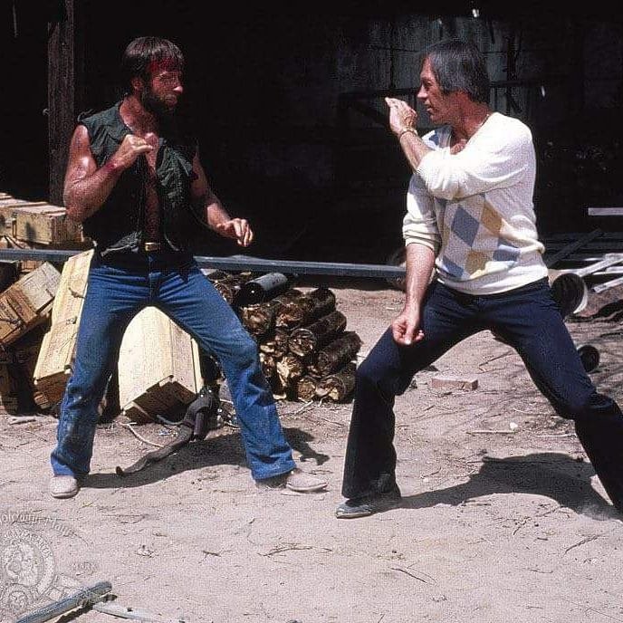 Chuck Norris ovládá řadu bojových umění, dvě vymyslel.