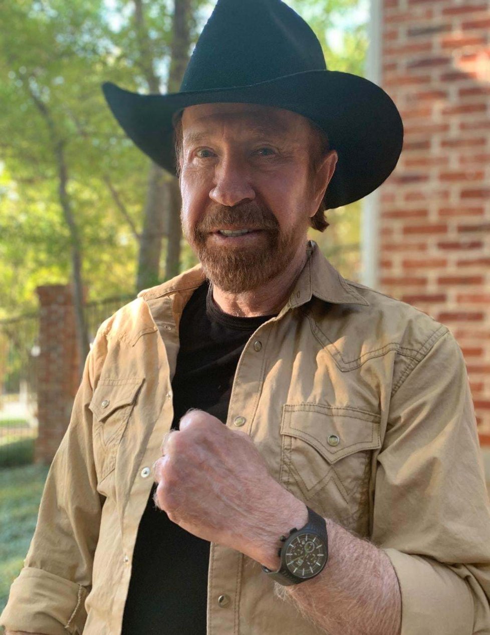 Chuck Norris ovládá řadu bojových umění, dvě vymyslel.