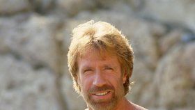 Božský Chuck Norris dřív rád dával své mužné tělo na odiv.