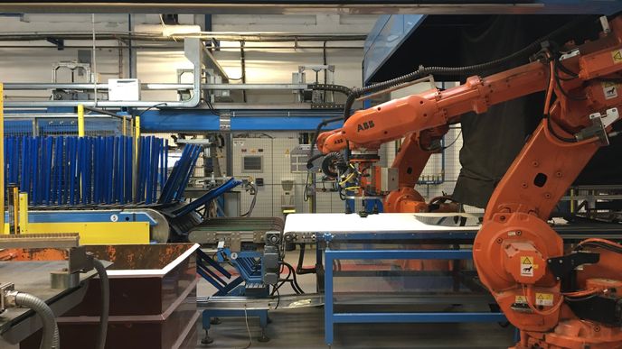 Na výrobě autoskel se podílejí robotizované systémy