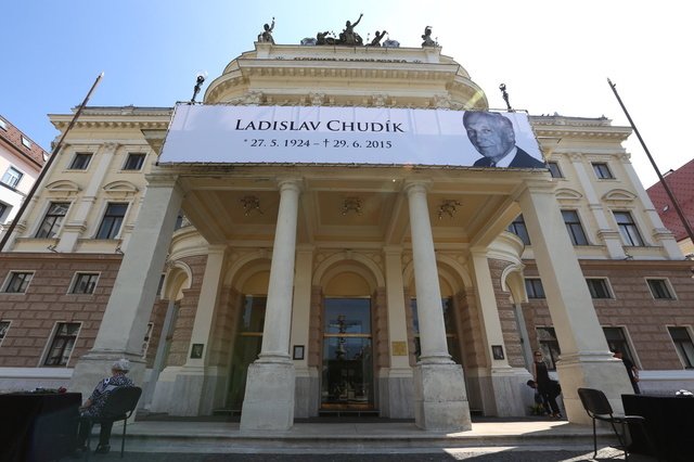 Poslední rozloučení s Ladislavem Chudíkem se uskutečnilo ve Slovenském národním divadle.