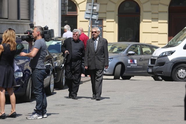 Rozloučit se přišel i herec Milan Kňažko a Juraj Slezáček.