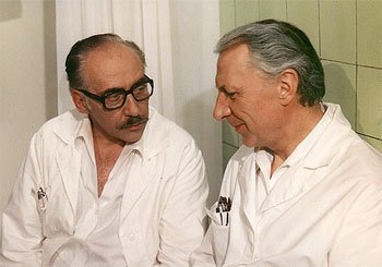 1977: Primář Sova byl Chudíkovou životní televizní rolí (na snímku s Milošem Kopeckým coby doktorem Štrosmajerem).