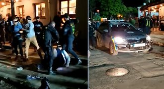 Drama v Uherském Hradišti: Opilí chuligáni napadli policejní hlídku. Pět zadržených!