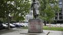 Na podstavec sochy bývalého britského premiéra Winstona Churchilla v Praze 3 někdo 11. června 2020 napsal, že byl rasista. 