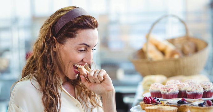 Přibíráte, jen se na jídlo podíváte? Metabolismus zpomalují menstruace i létání!