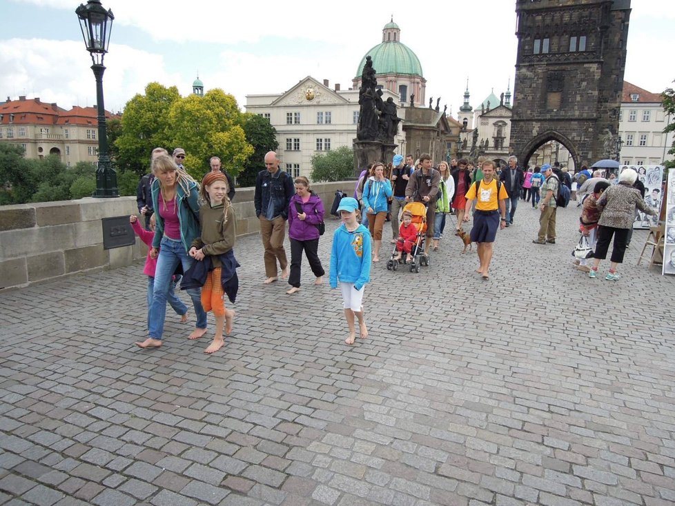 Chůze na boso. Podle některých to nepřirozenější pro naše nohy. Podle jiných vhodné do přírody, ale do měst rozhodně ne.