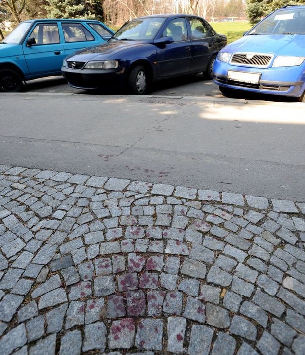 Na tomhle místě Chválu přepadli! Na chodníku je vidět krev! Na tomhle místě Chválu přepadli! Na chodníku je vidět krev!