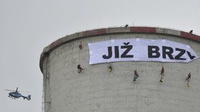 Aktivisté Greenpeace obsadili věž elektrárny Chvaletice.