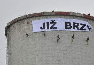 Aktivisté Greenpeace obsadili věž elektrárny Chvaletice.