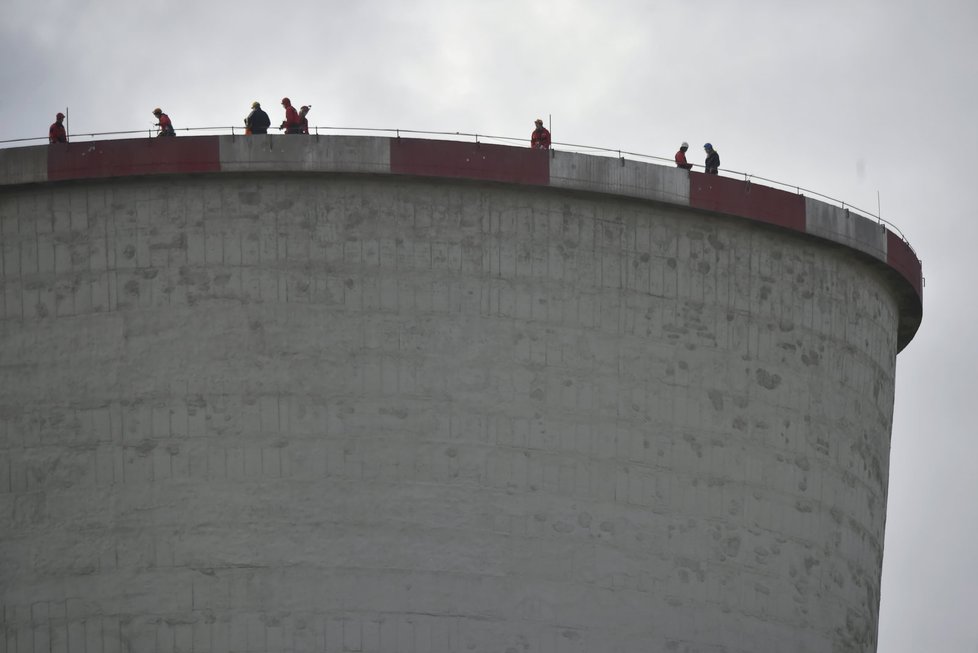 Aktivisté Greenpeace obsadili věž elektrárny Chvaletice