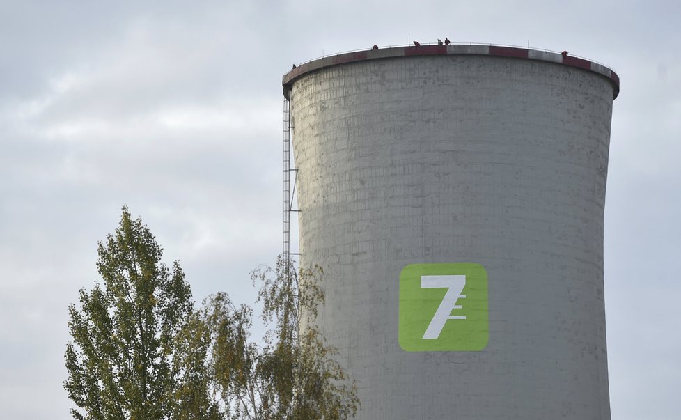 Aktivisté Greenpeace obsadili věž elektrárny Chvaletice.