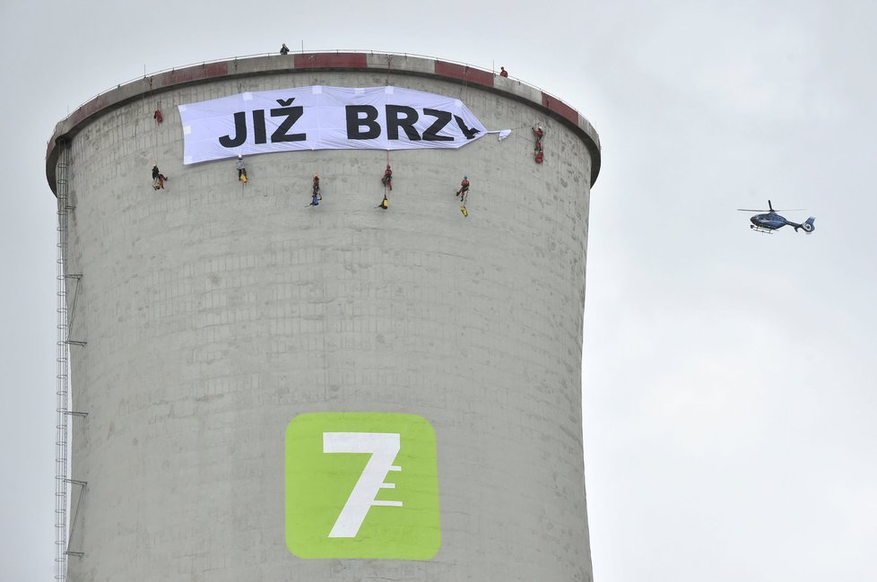 Aktivisté Greenpeace obsadili věž elektrárny Chvaletice