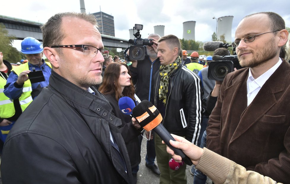 Aktivisté Greenpeace obsadili věž elektrárny Chvaletice.