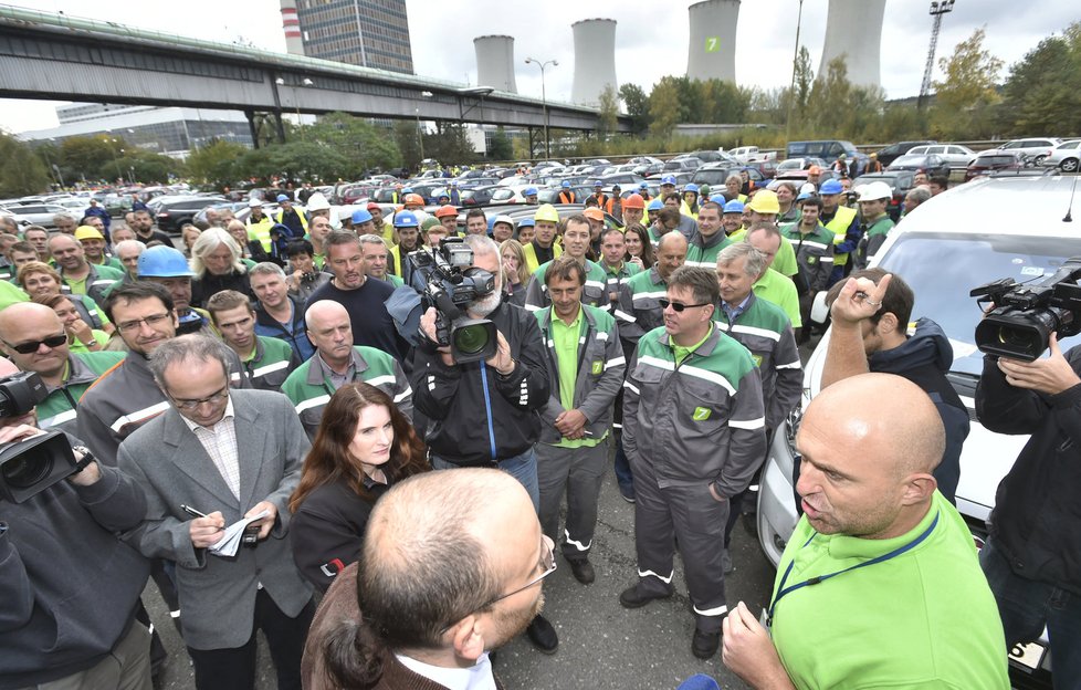 Aktivisté Greenpeace obsadili věž elektrárny Chvaletice