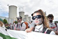 „Uhlí patří pod zem.“ Aktivisté zablokovali vjezd do elektrárny, policie s nimi vyjednává