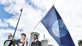 Ekologičtí aktivisté pátečním pochodem z Řečan nad Labem do Chvaletic na Pardubicku protestují proti prodloužení provozu chvaletické elektrárny.