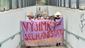 Ekologičtí aktivisté pátečním pochodem z Řečan nad Labem do Chvaletic na Pardubicku protestují proti prodloužení provozu chvaletické elektrárny.