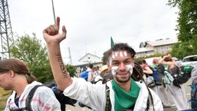 Ekologičtí aktivisté pátečním pochodem z Řečan nad Labem do Chvaletic na Pardubicku protestují proti prodloužení provozu chvaletické elektrárny.