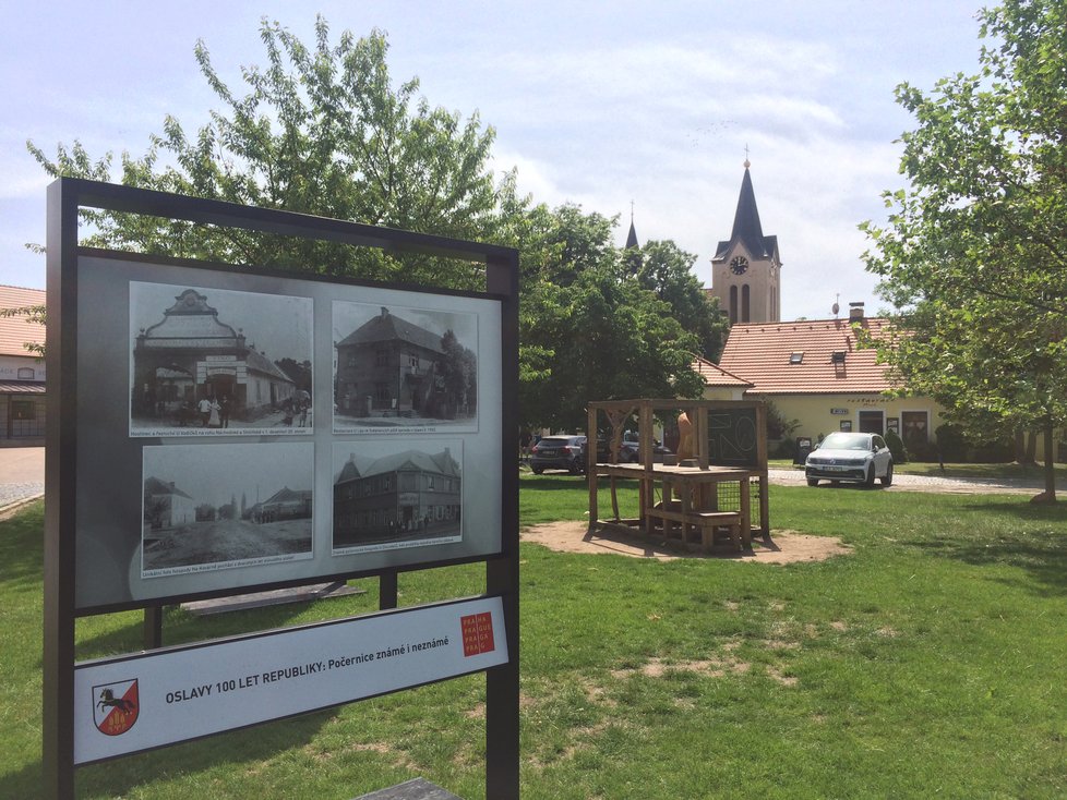 Výstava je situovaná na Chvalském zámku, na okraji Horních Počernic.