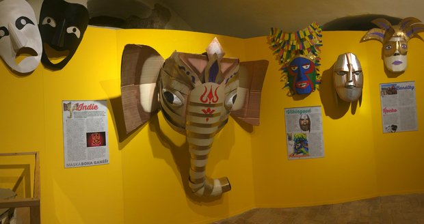 Větší část výstavy se zaobírá různými domorodými maskami. Ty z papíru podle předlohy vytvořil umělec Gilbert Contim.