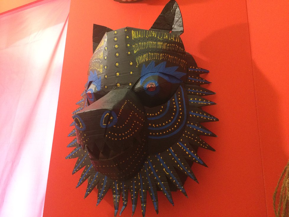 Převážná část výstavy je věnovaná domorodým maskám, které jsou vyrobeny z papíru.