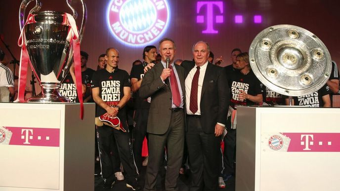 Chvíle triumfu. Karl-Heinz Rummenigge a Uli Hoeness slaví titul v Lize mistrů. Nyní oba řeší finanční policie.